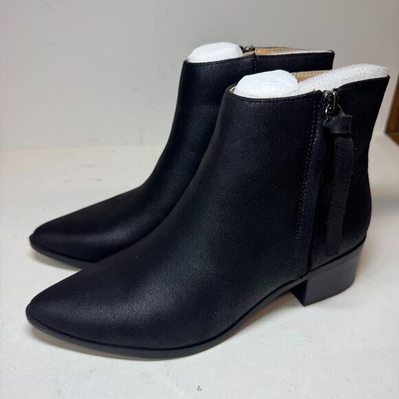 Journee Collection Womens 6.5 M Black Faux Suede Zip Up Ankle Booties NIB IA4 - Picture 3 of 4